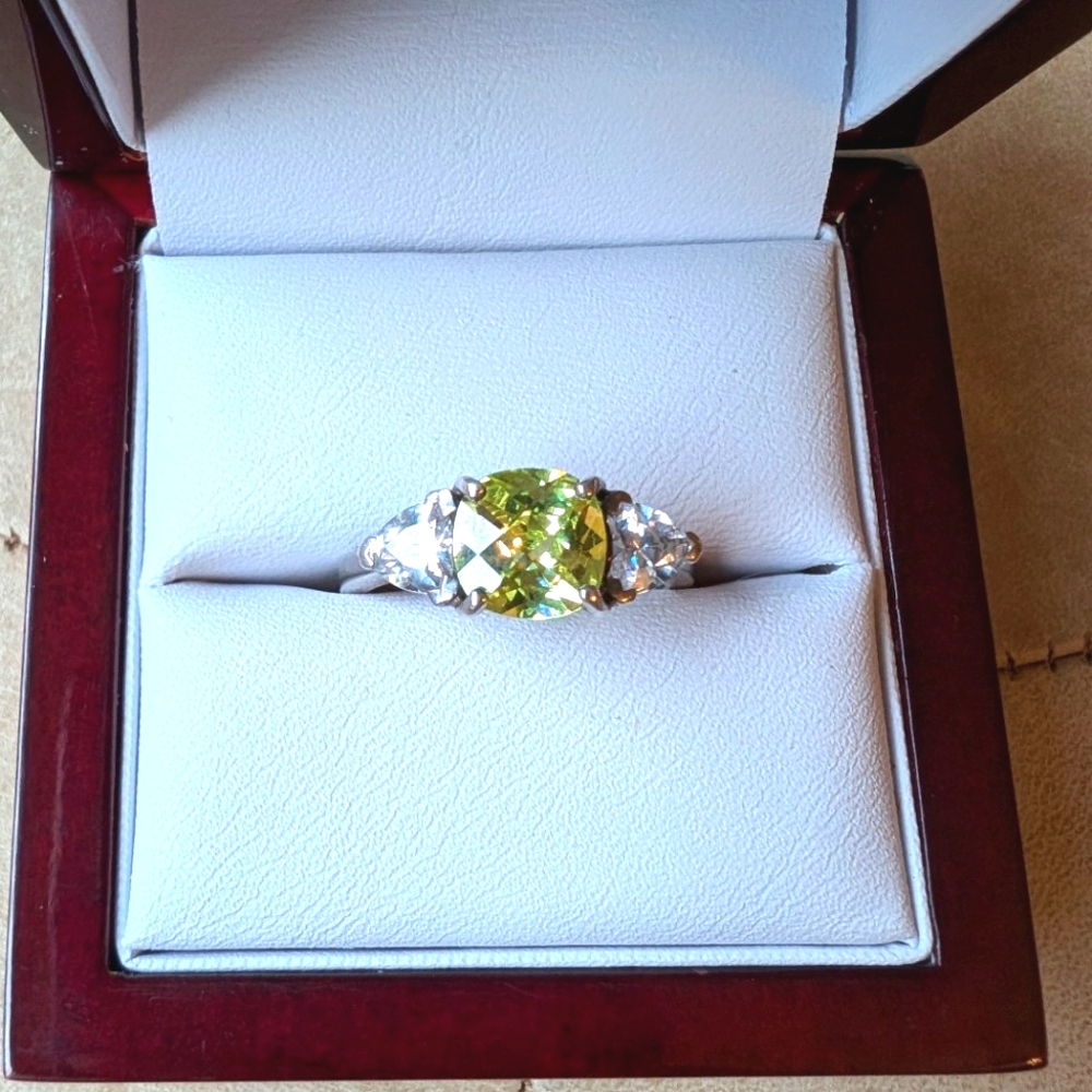 3 stone ring with vibrant green centre